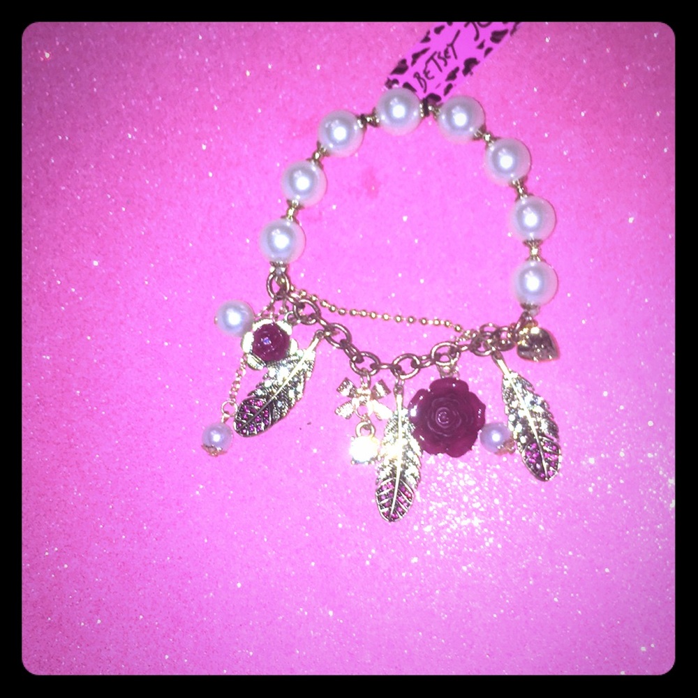 🌹𗁫 Rose Feathered Bracelet𗁫🌹